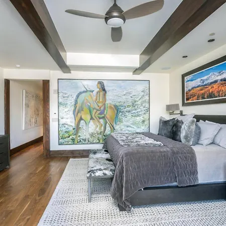 Elegant 4-bedroom Penthouse Above Mountain Village