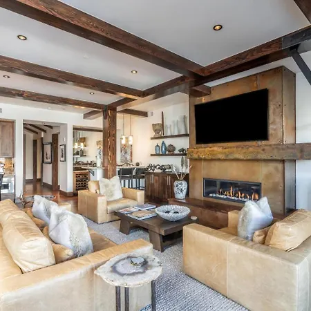Elegant 4-bedroom Penthouse Above Mountain Village Apartment *