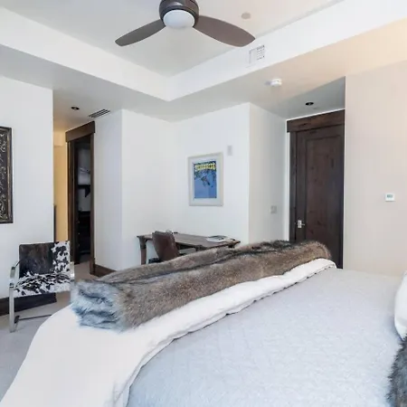 Apartment Elegant 4-bedroom Penthouse Above Mountain Village *