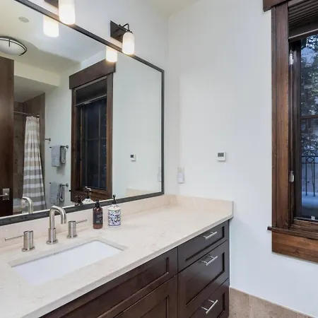Elegant 4-bedroom Penthouse Above Mountain Village Telluride