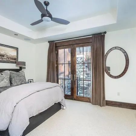 Elegant 4-bedroom Penthouse Above Mountain Village * Telluride