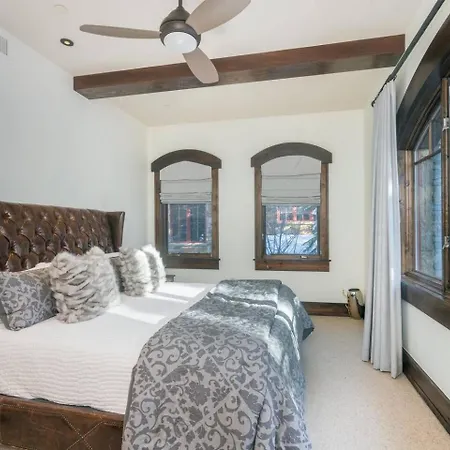 Elegant 4-bedroom Penthouse Above Mountain Village * Telluride