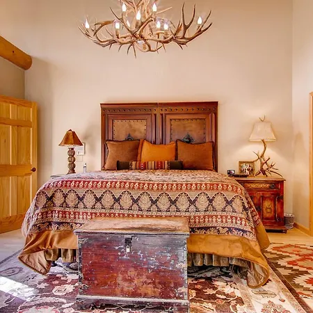 Golden Antler Apartment *