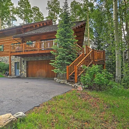 Ski-in/ski-out W/ Deck & Hot Tub! Holiday home *