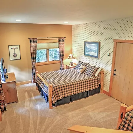Ski-in/ski-out W/ Deck & Hot Tub! Holiday home