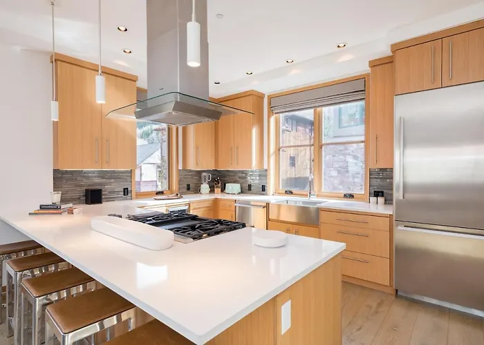 Luxury Townhome On Depot, 3 Mins Walk To Main St Gondola, Heated Garage, Private Roof Top Hot Tub, Townhouse