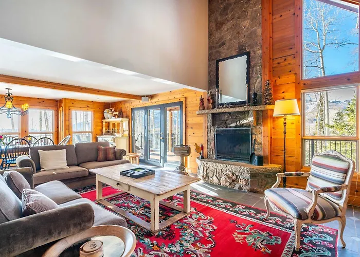 Luxury Mountain Retreat With Hot Tub And Views