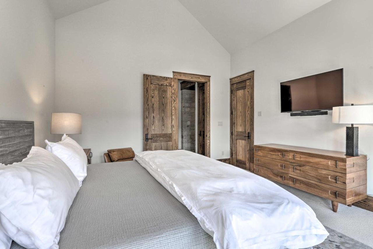 Luxurious Ski-inandski-out Penthouse! *