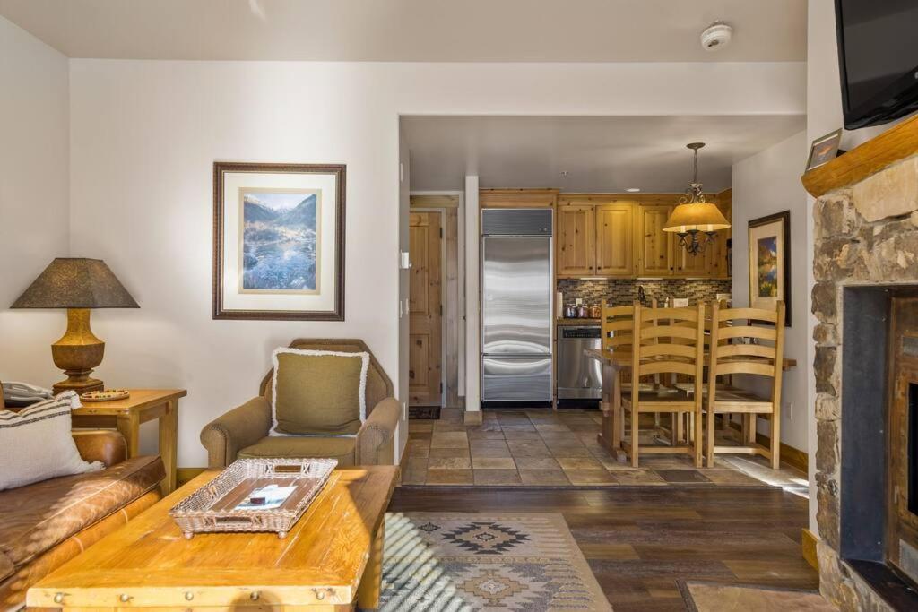 Aparthotel Blue Collar Boutique: Affordable Adventure