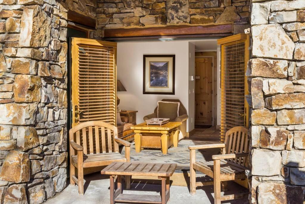 Aparthotel Blue Collar Boutique: Affordable Adventure