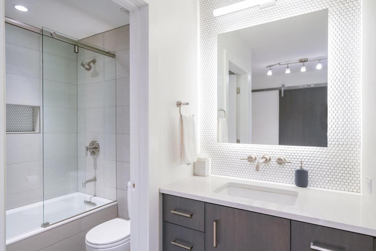 Apartment Chic, Modern - Walk Anywhere Viking 206
