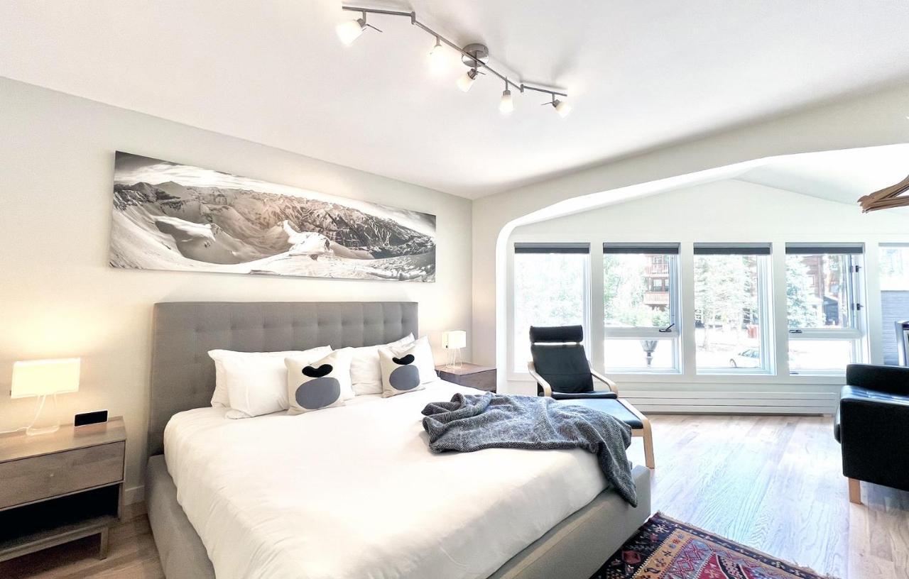 Chic, Modern - Walk Anywhere Viking 206 Apartment
