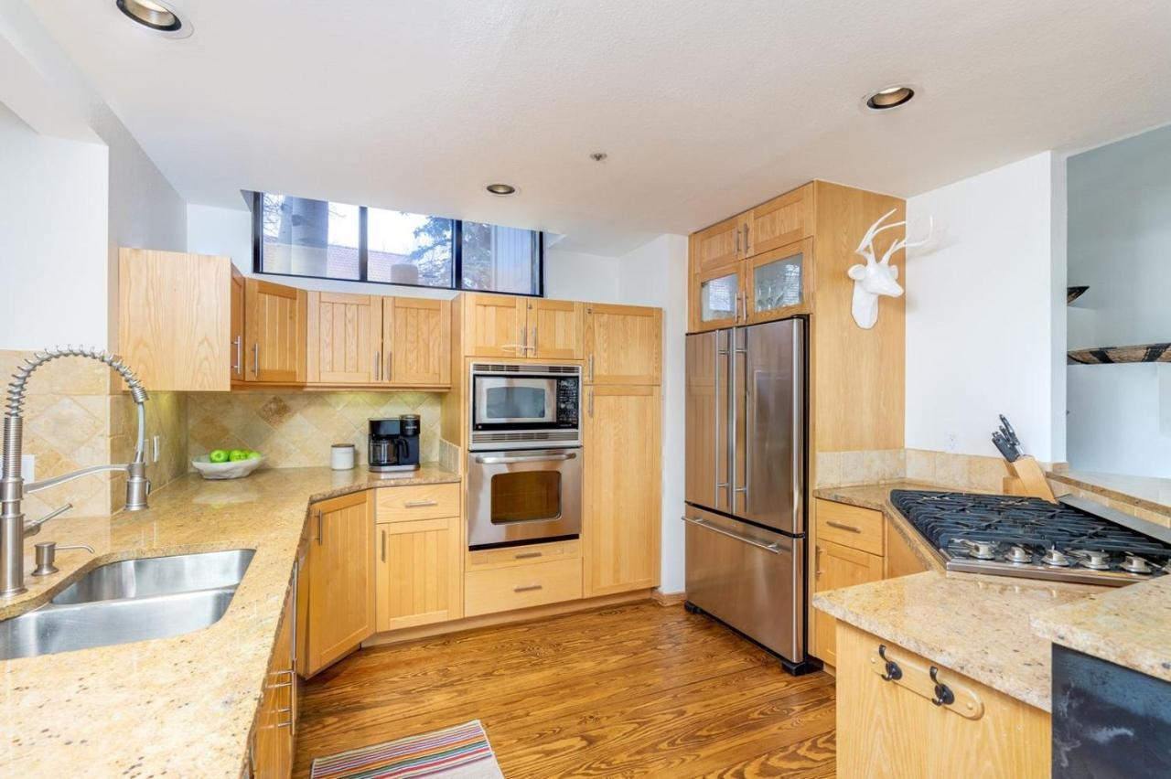 Mountain Village Panoramic Views, Hot Tub, Fireplace Townhouse Holiday home