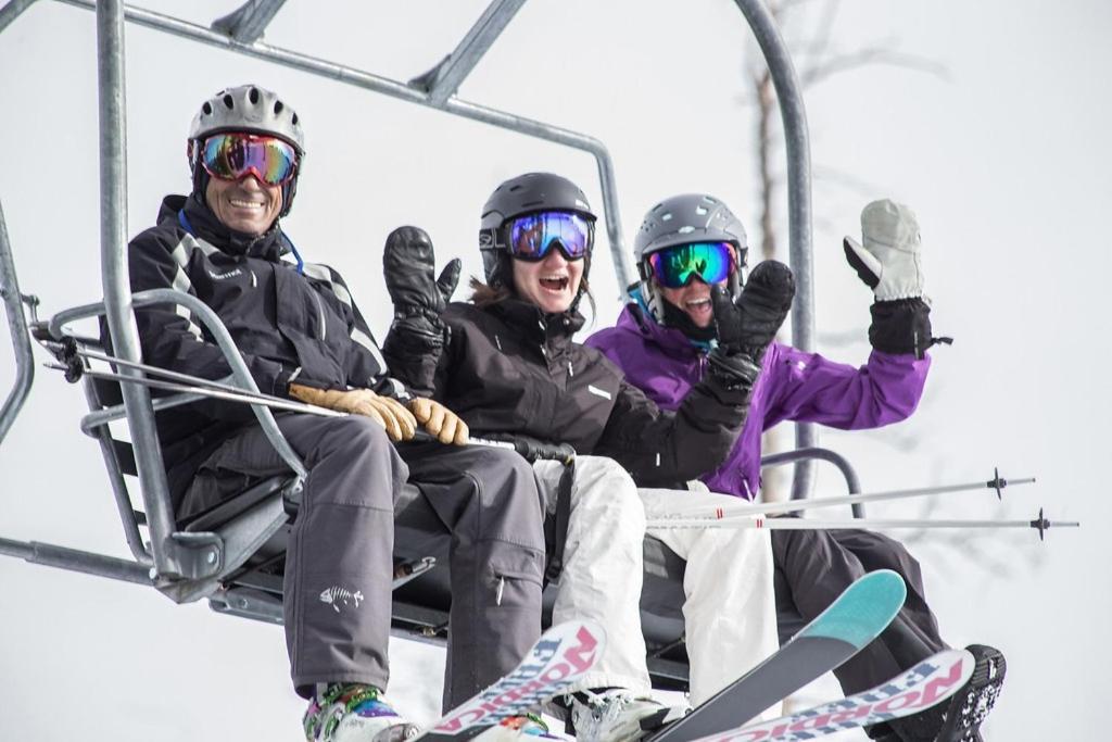 In Out Lift 7! Deck, Hot Tub, Garage Parking Apartment