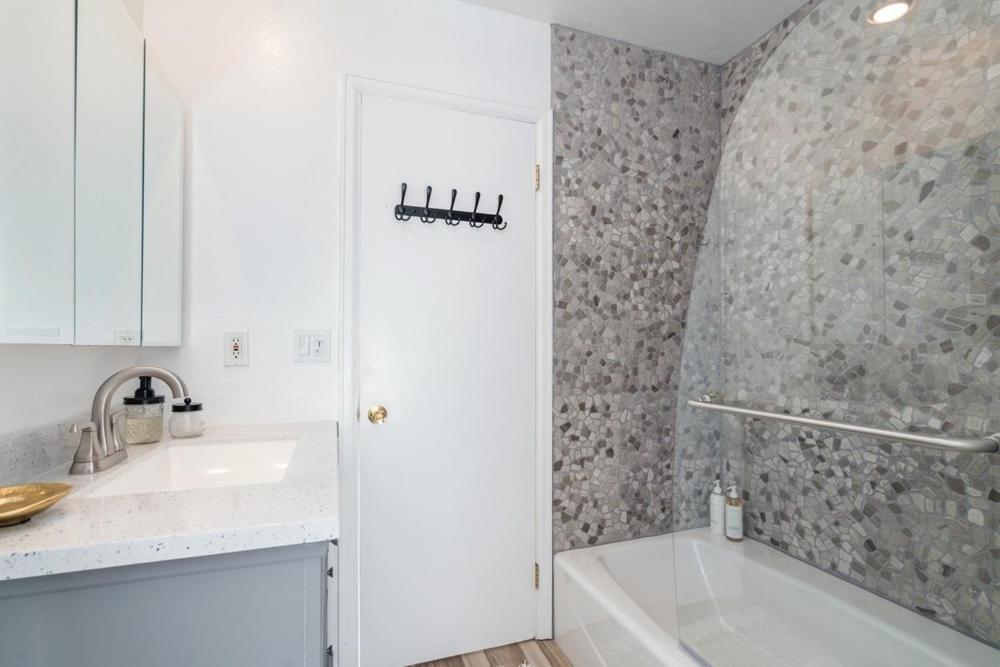 Comfort, Style, Short Walk To Town Park & Gondola Apartment