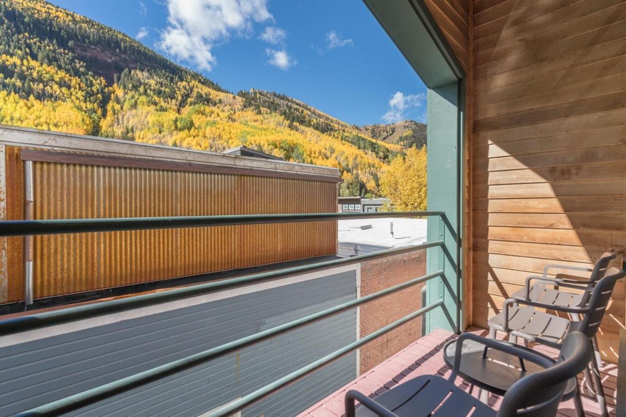 Apartment Floor With Balcony - Steps To Lifts & Main Street