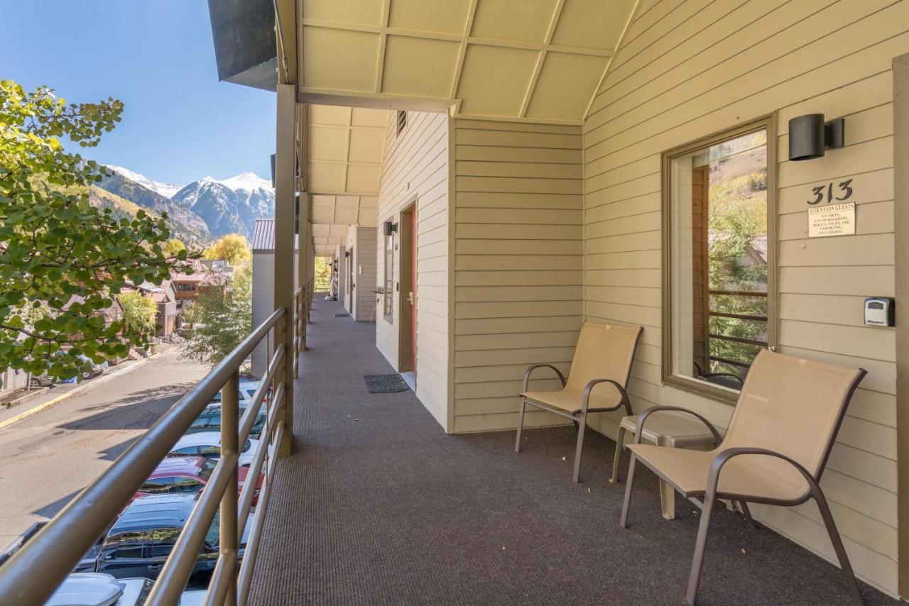 Walk To Ski! Bay Window View Of River & Mountain Apartment Telluride