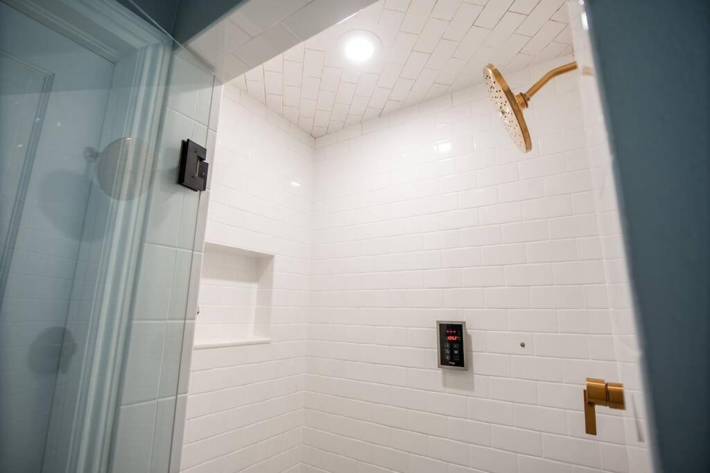 Premier Downtown With Pool, Hot Tub & Parking Apartment *