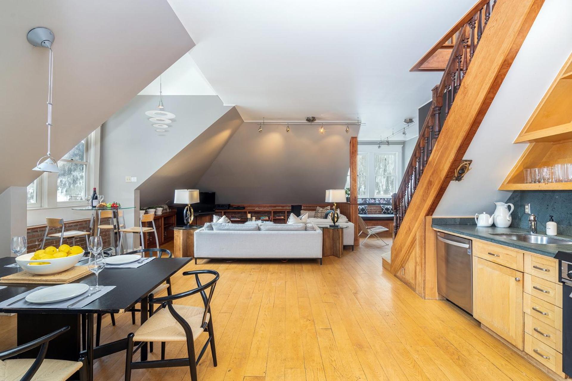 Ajax Loft Apts *