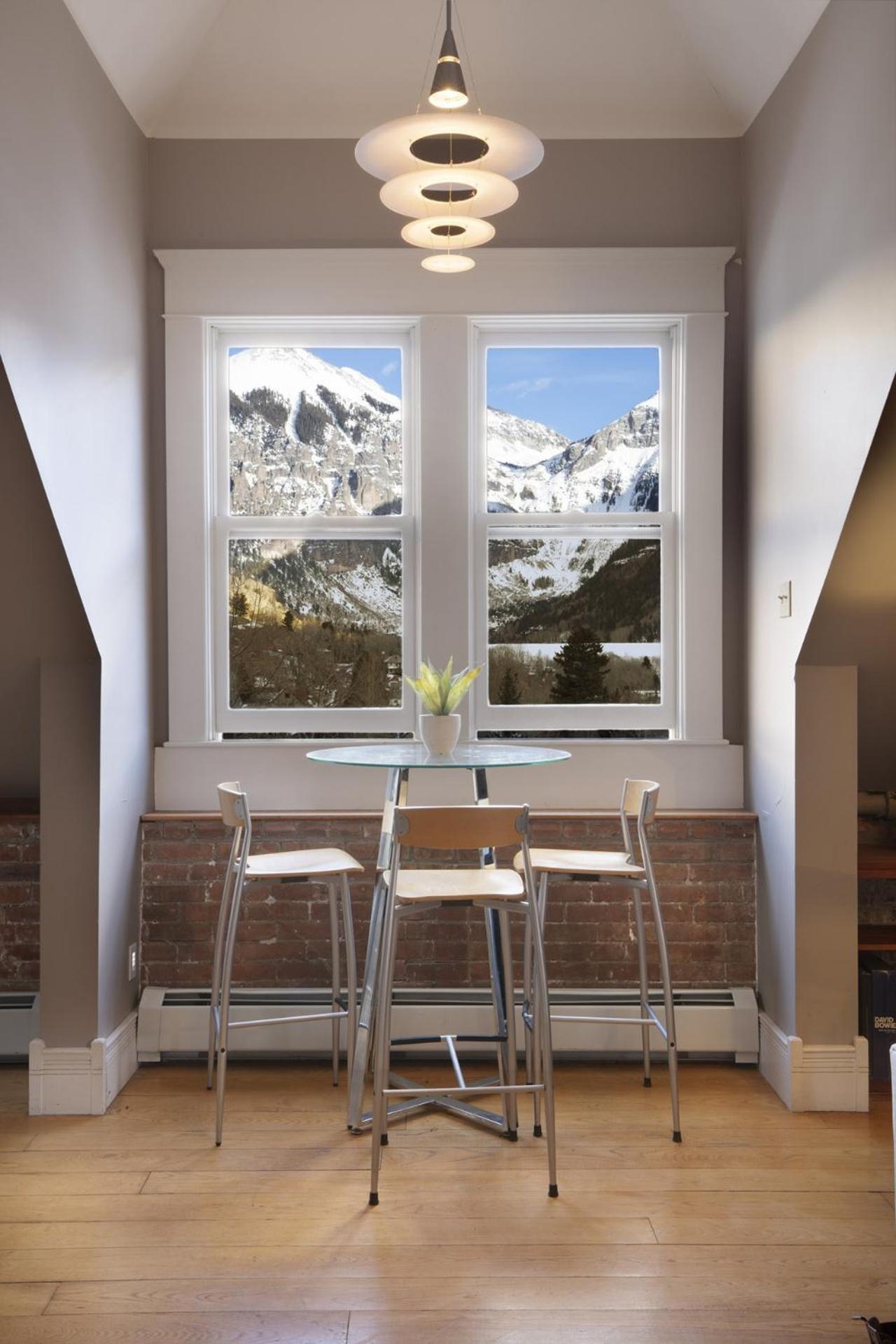 Ajax Loft Apts *
