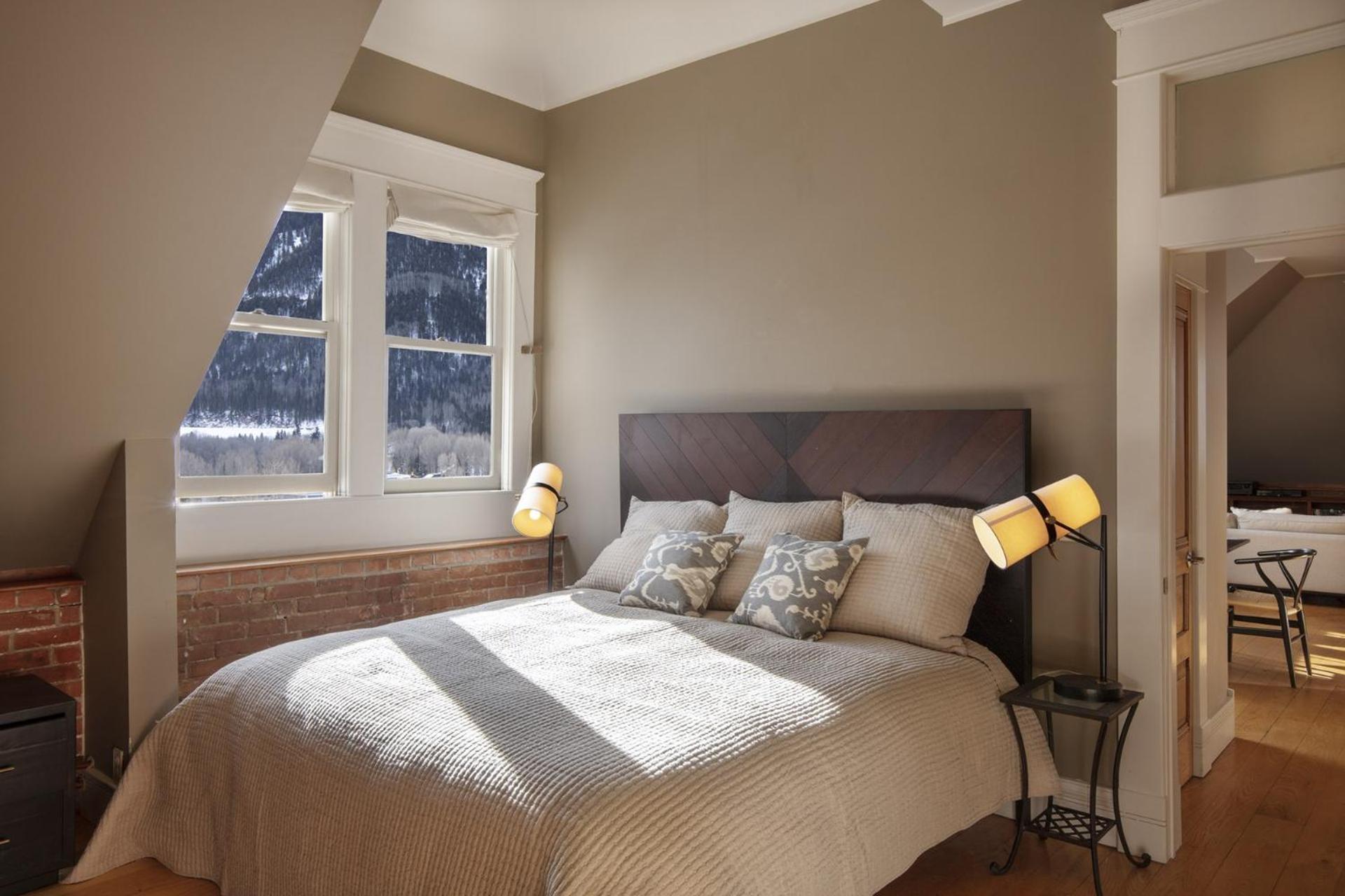 Ajax Loft Apts *