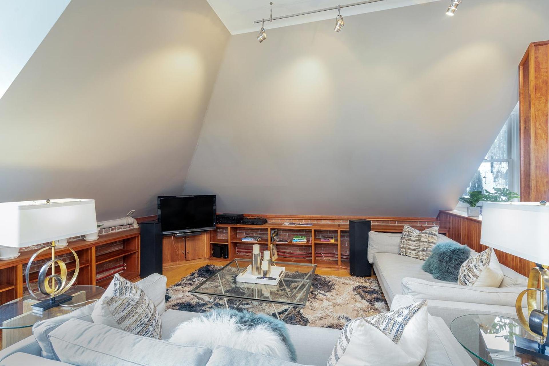 Ajax Loft Apts Apartment *