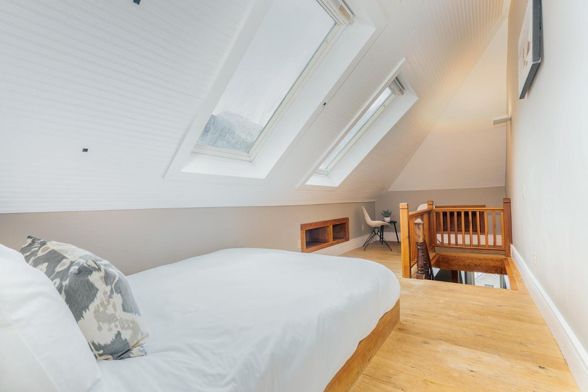 Ajax Loft Apts *