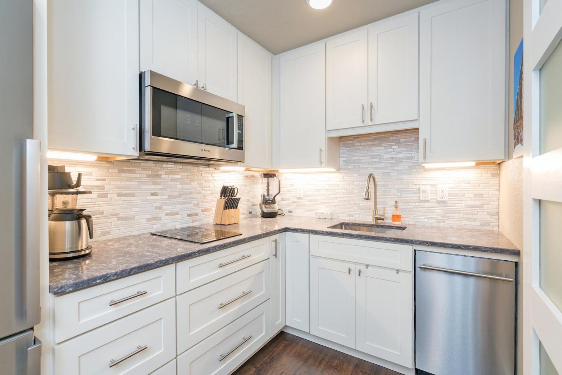 Walk To Ski, Stylish & Bright! Ground Floor, Hot Tub, Pool
