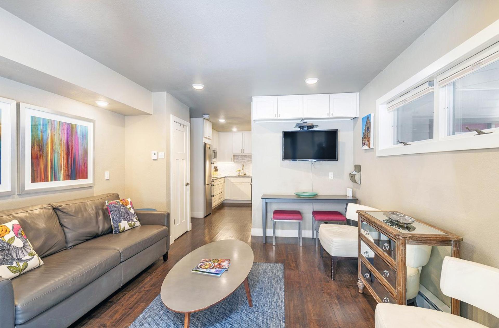 Walk To Ski, Stylish & Bright! Ground Floor, Hot Tub, Pool *