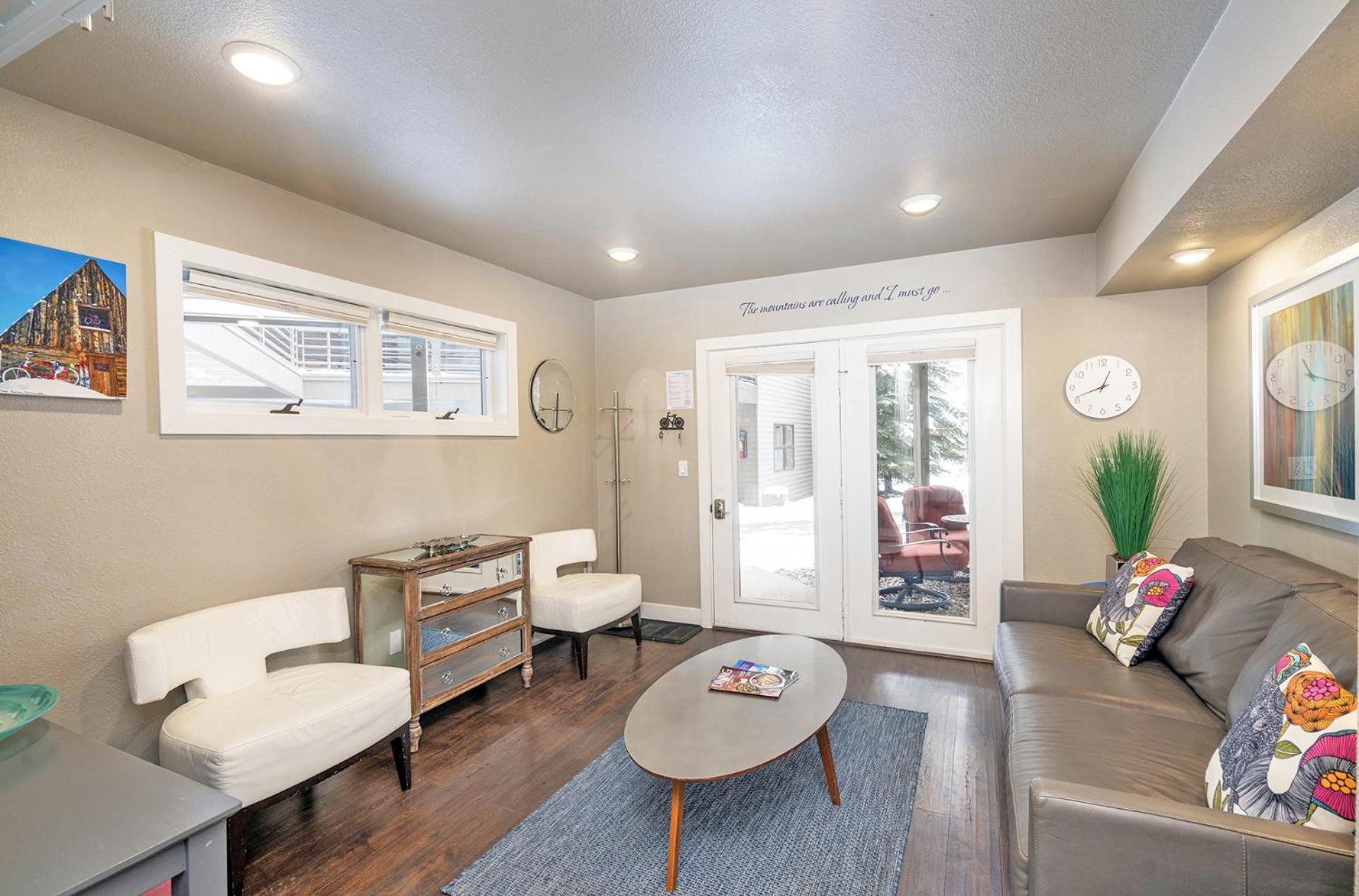 Walk To Ski, Stylish & Bright! Ground Floor, Hot Tub, Pool