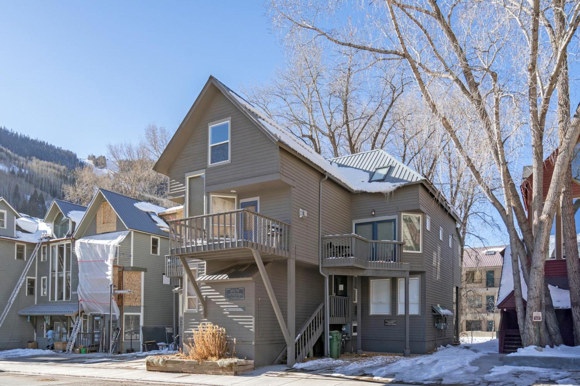 Tri-level Condo, Close To Coonskin Lift!