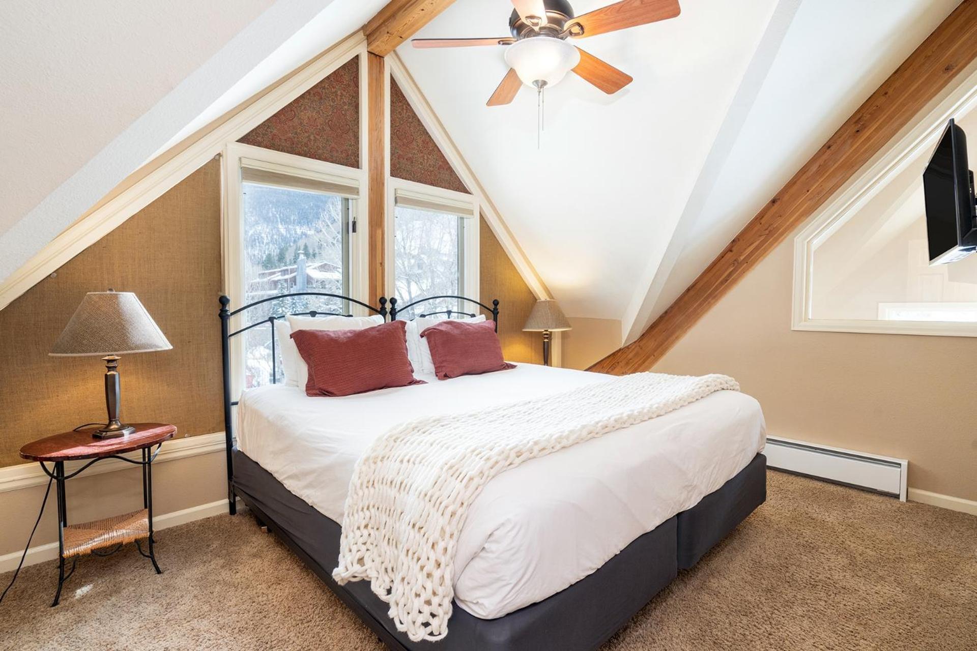 Huge Riverfront Deck, Walk Everywhere - Viking 100a