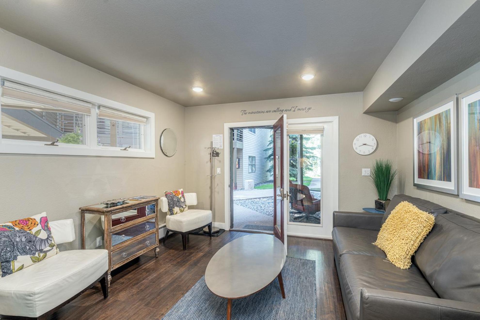 Apartment Walk To Ski, Stylish & Bright! Ground Floor, Hot Tub, Pool *