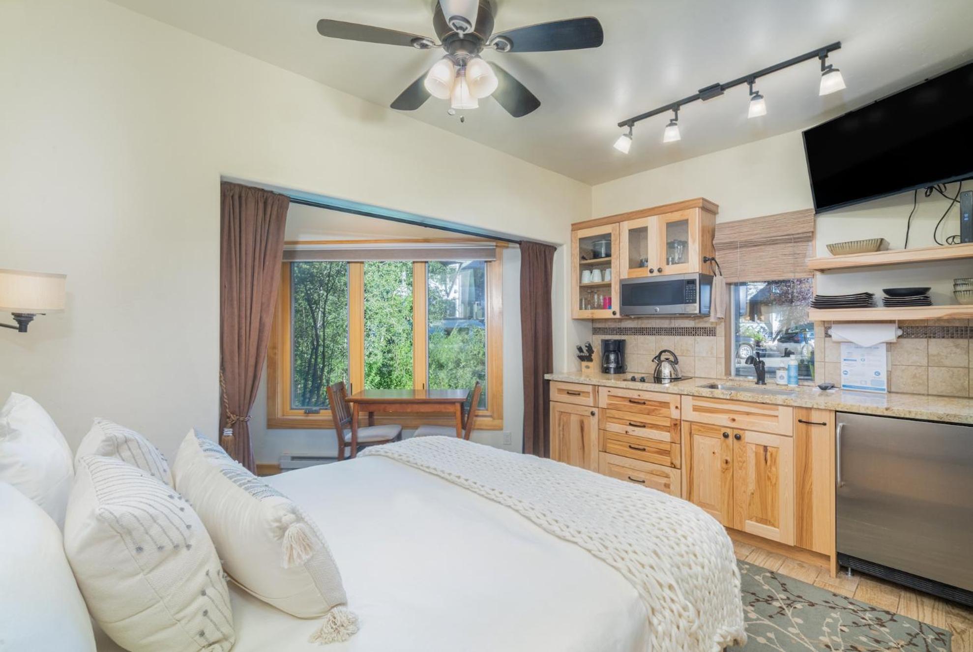 Charming W Kitchenette, Hot Tub Near River Apartment Telluride