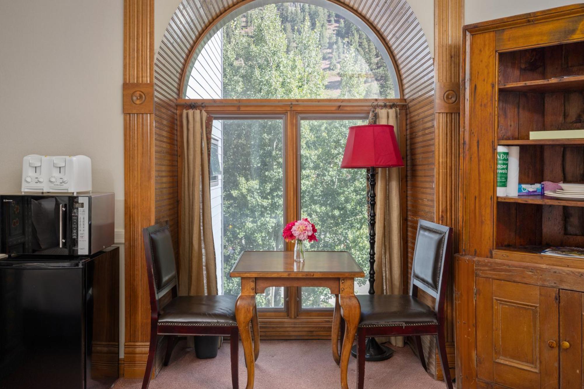 Village Hideaway - Convenience! Apartment