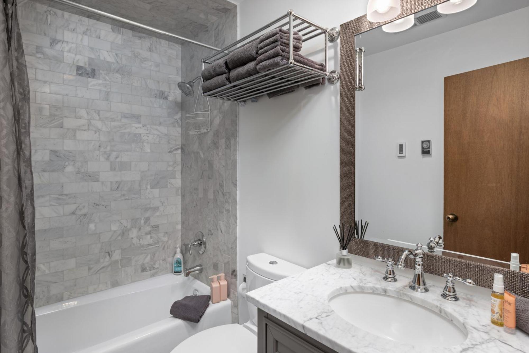 Apartment Village Hideaway - Convenience!