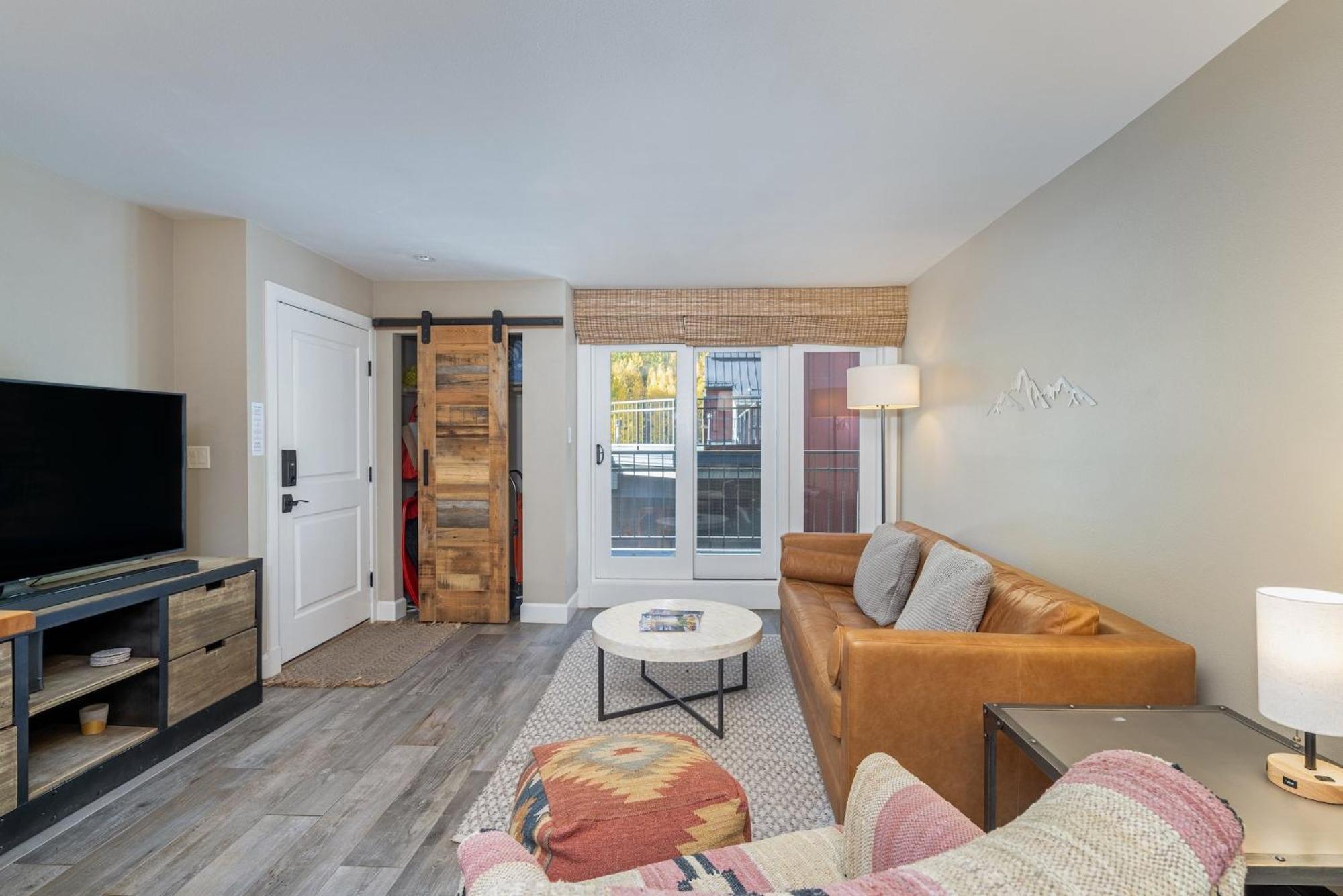 Apartment In Out In Town! Area Views, Fireplace, Hot Tub *