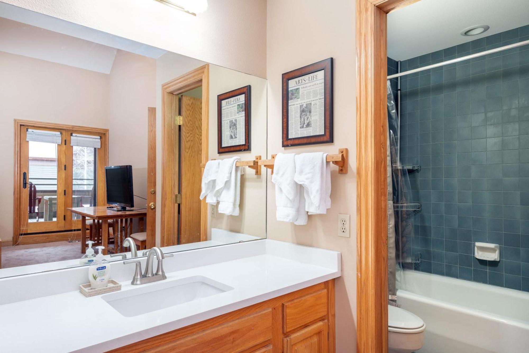 Cimarron 35 By Avantstay Ski-inski-out Property In Complex W Two Hot Tubs *