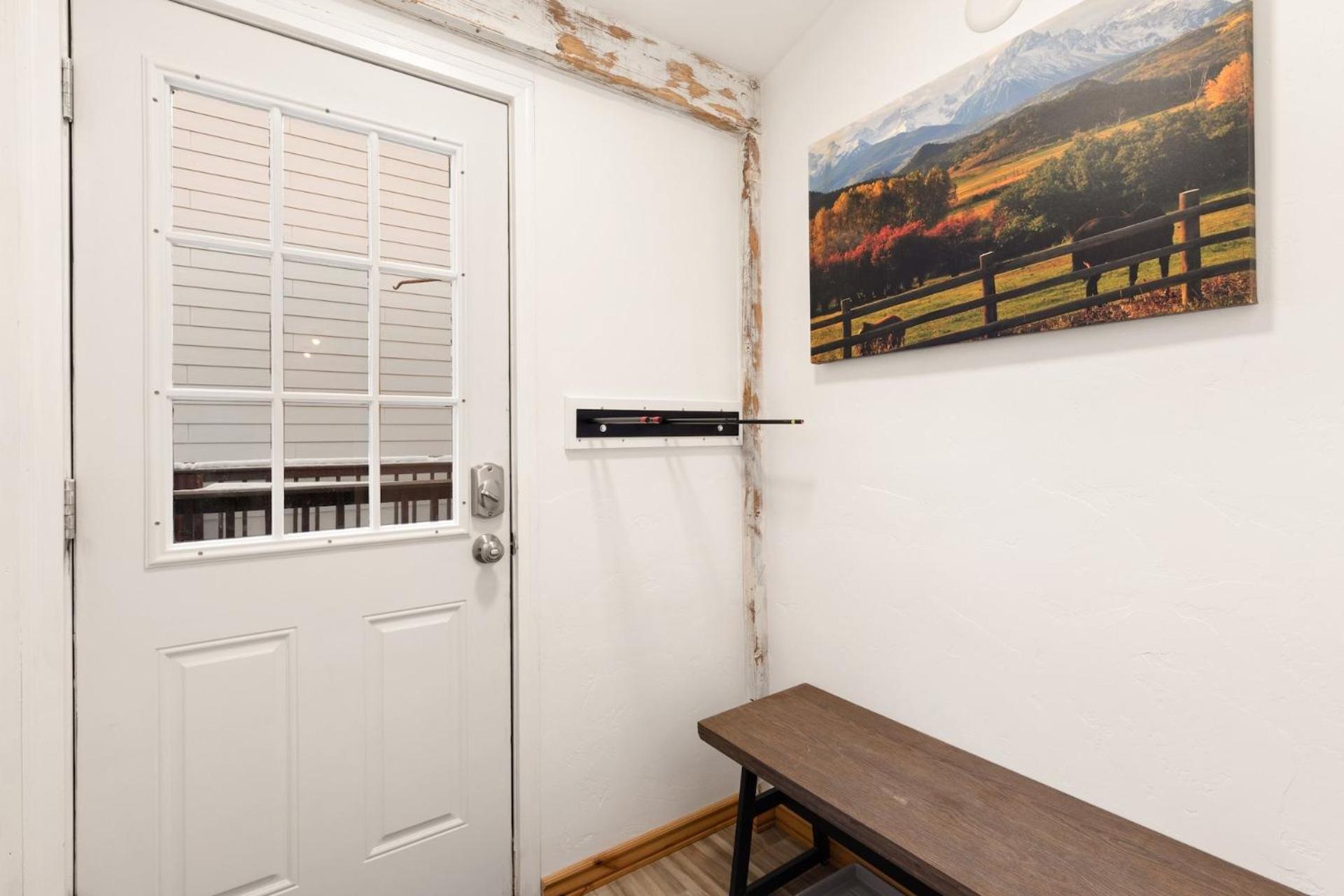 Comfort, Style, Short Walk To Town Park & Gondola Apartment