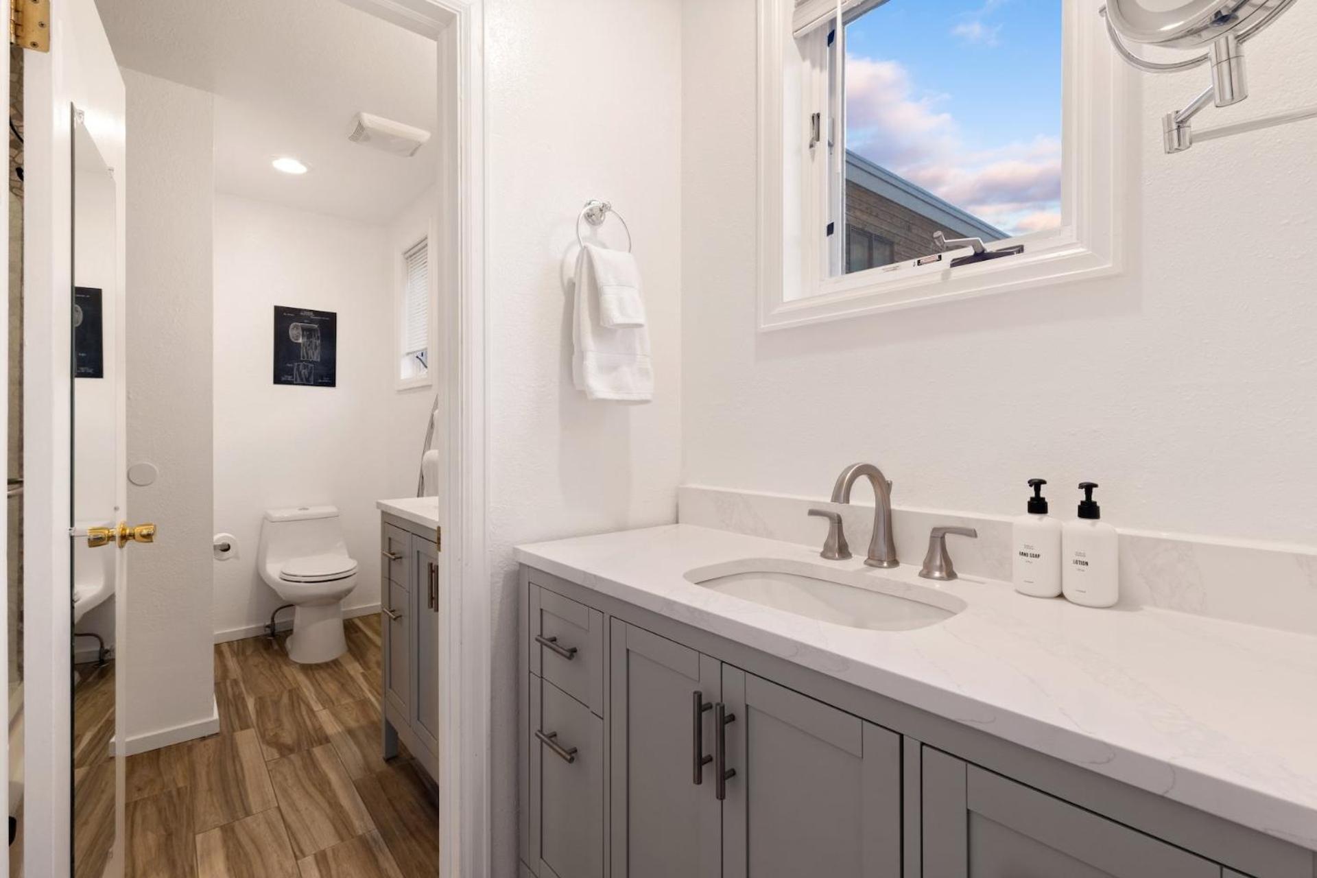 Comfort, Style, Short Walk To Town Park & Gondola Apartment