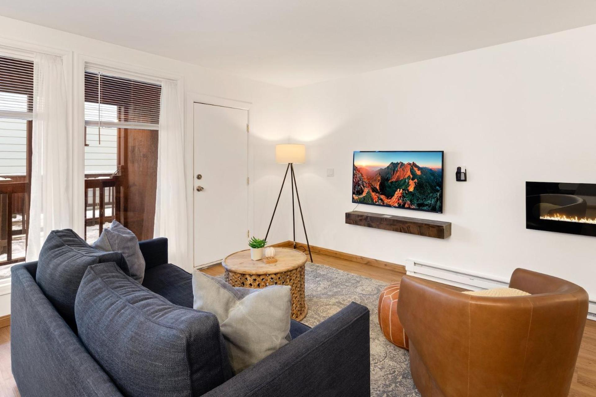 Comfort, Style, Short Walk To Town Park & Gondola Apartment *