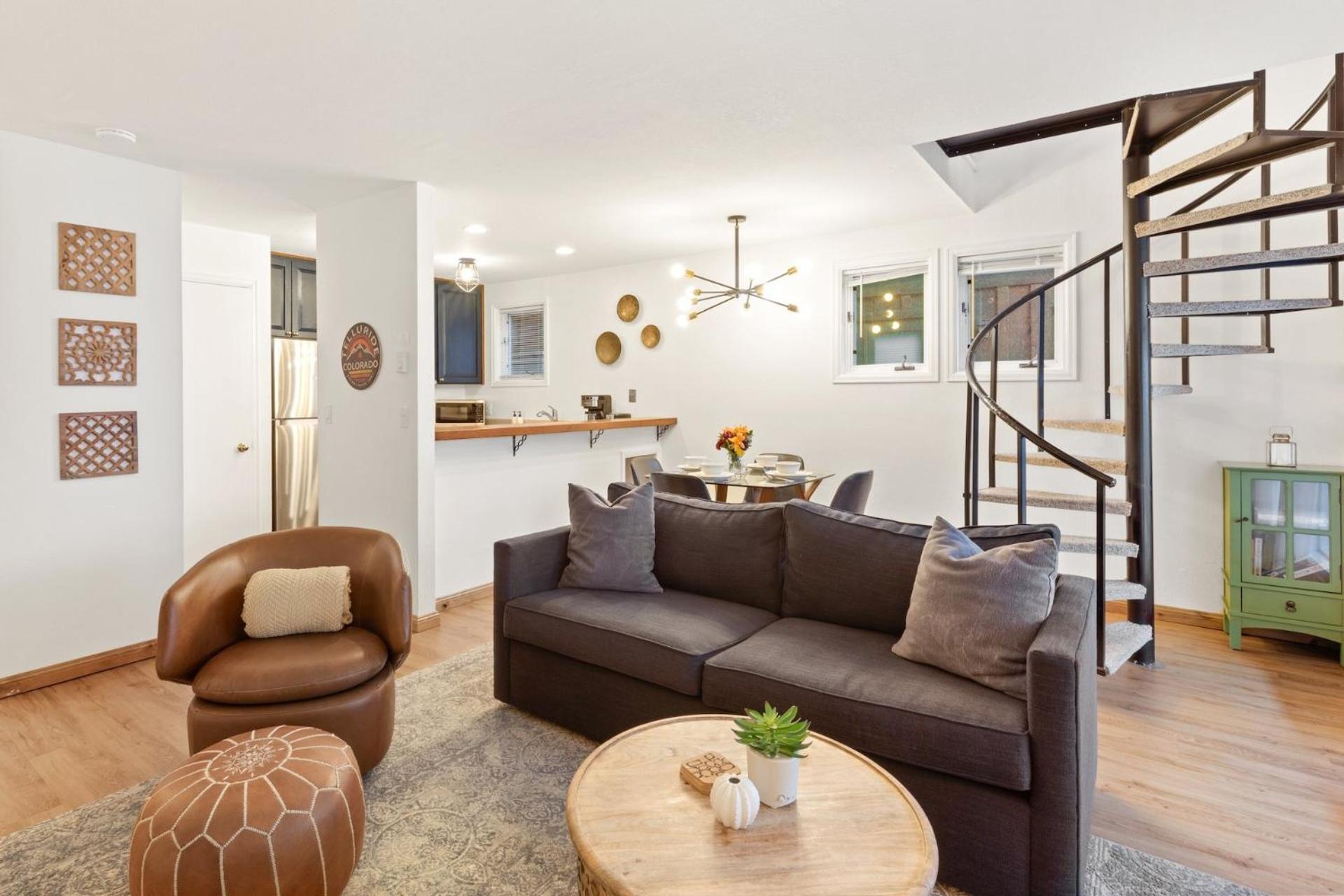 Comfort, Style, Short Walk To Town Park & Gondola