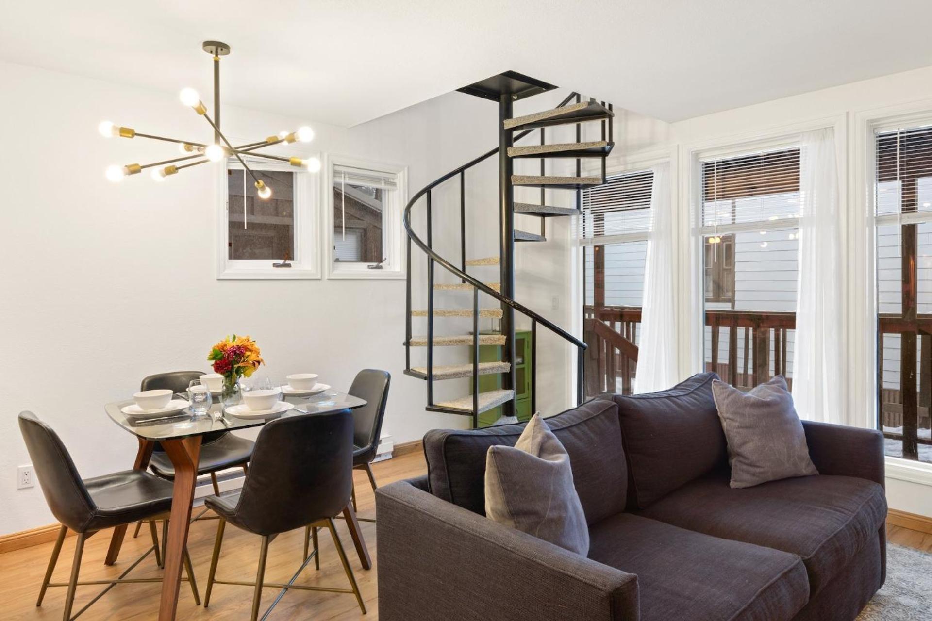 Comfort, Style, Short Walk To Town Park & Gondola Apartment