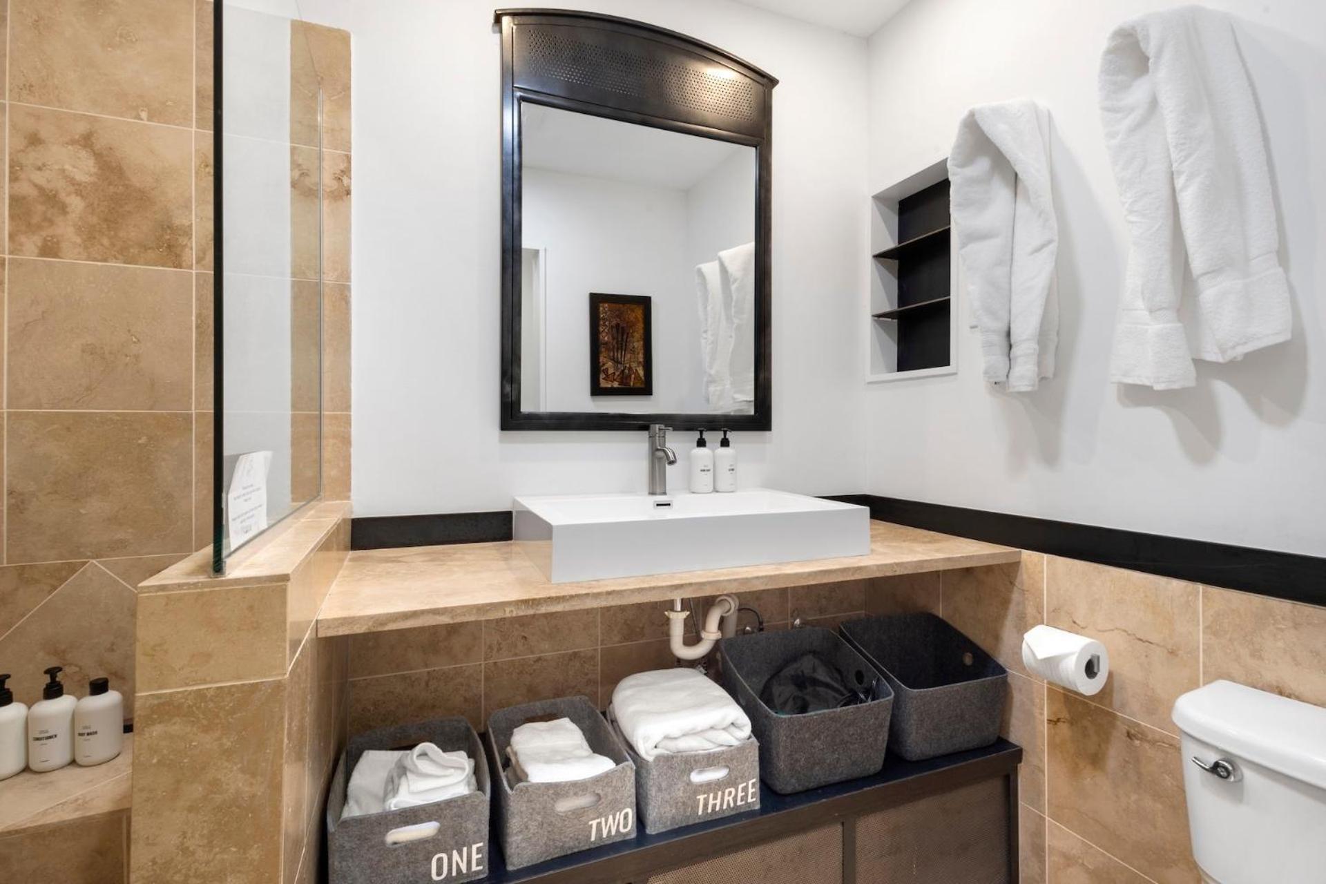 Sunny Condo, Box Canyon Views, Pool & Hot Tub * Telluride