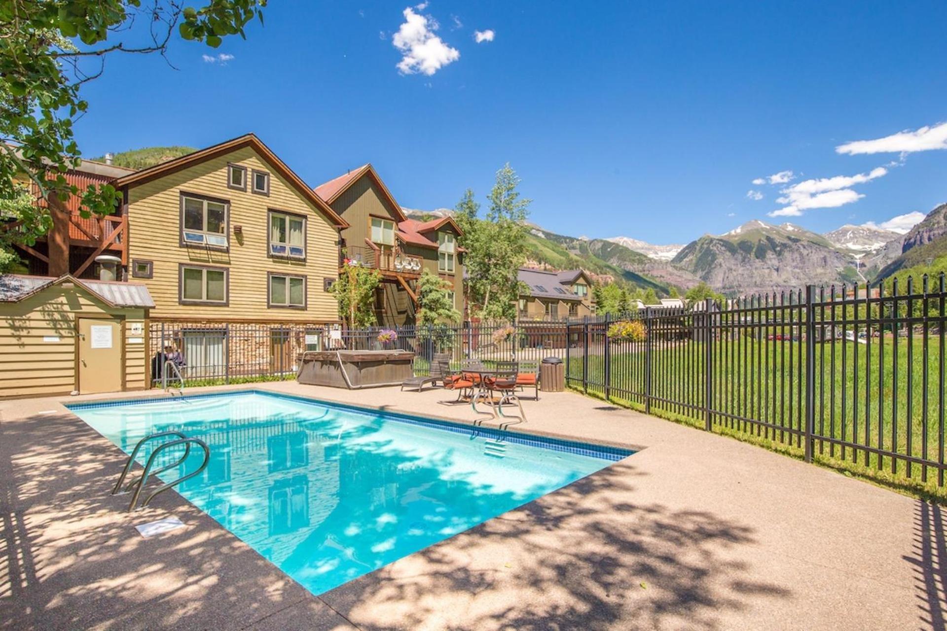 Sunny Condo, Box Canyon Views, Pool & Hot Tub