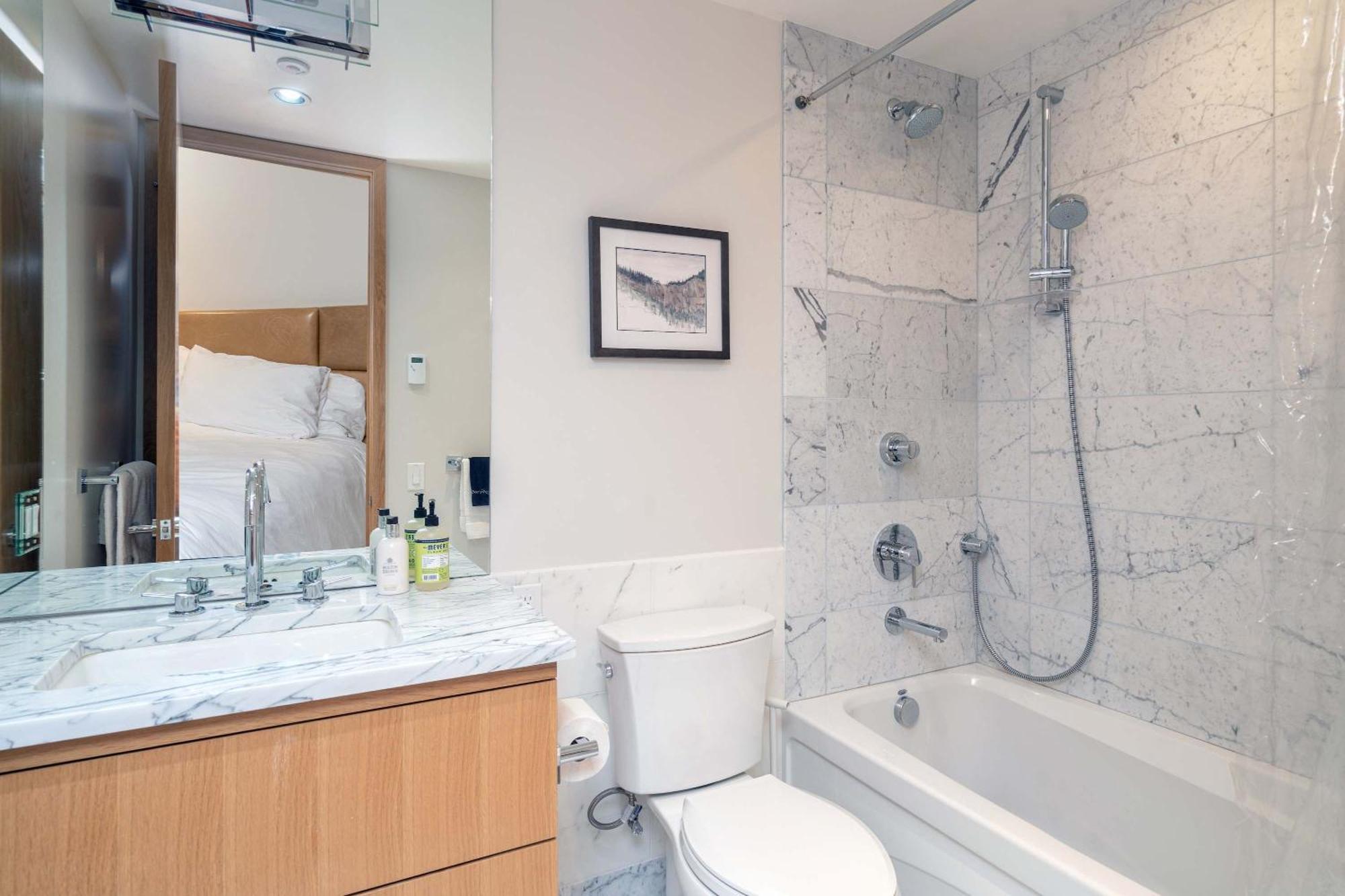 Downtown Luxury Retreat Private Hot Tub Holiday home *