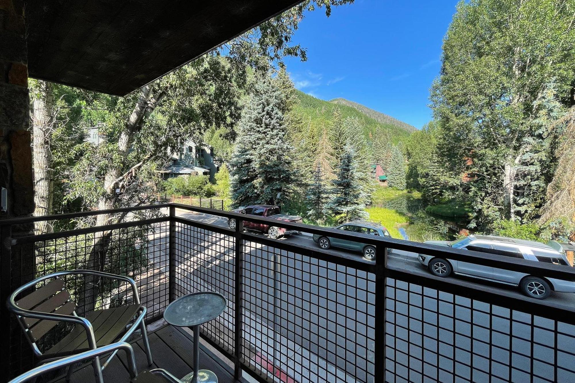 Downtown Modern Creekside *