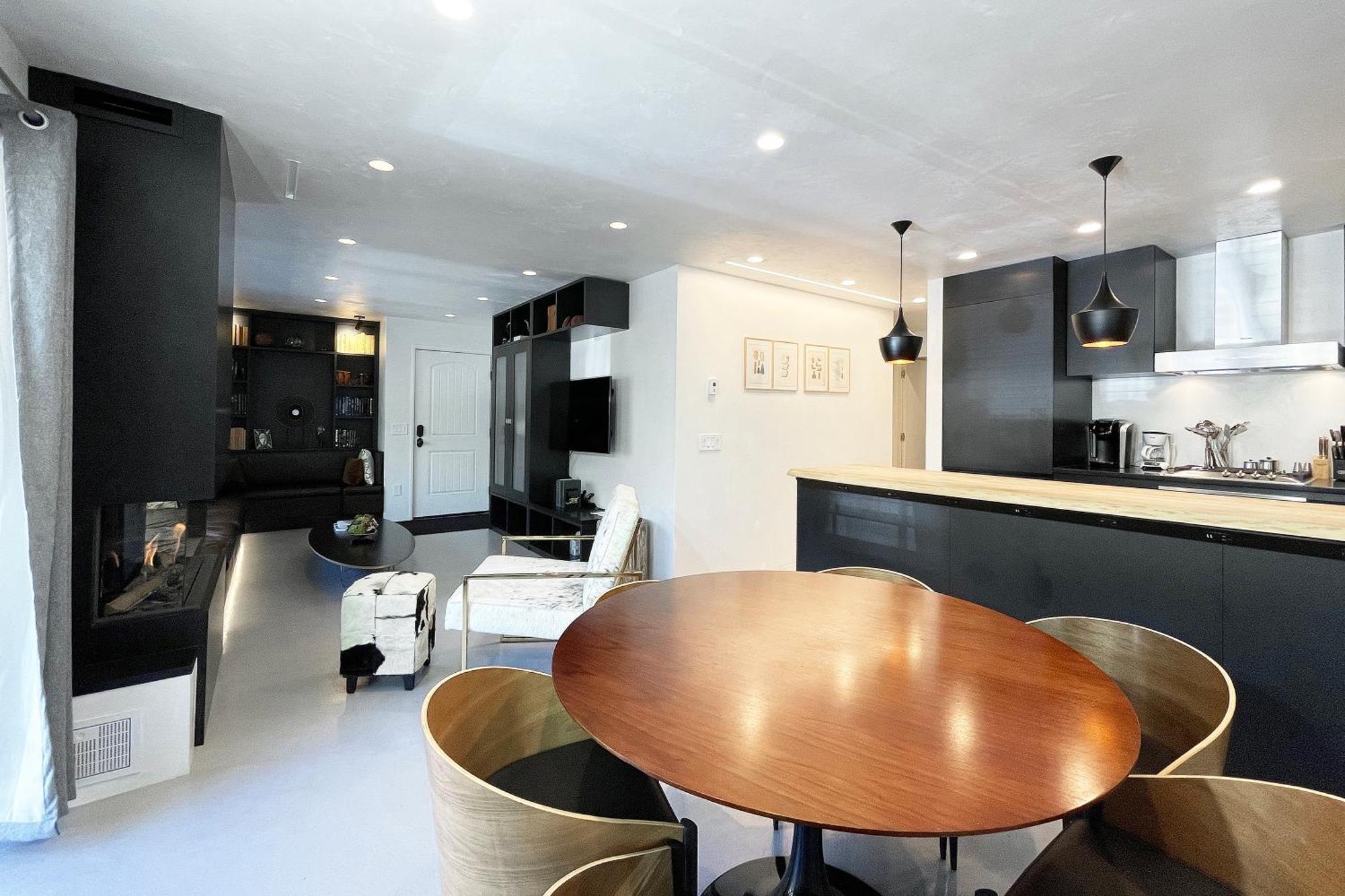 Downtown Modern Creekside Apartment *