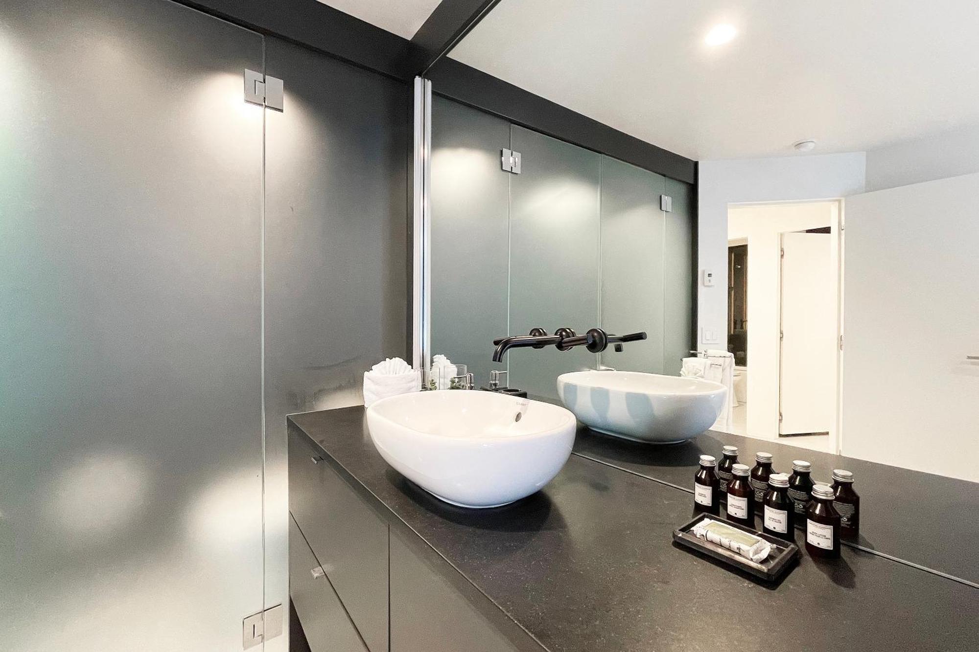 Downtown Modern Creekside Apartment *