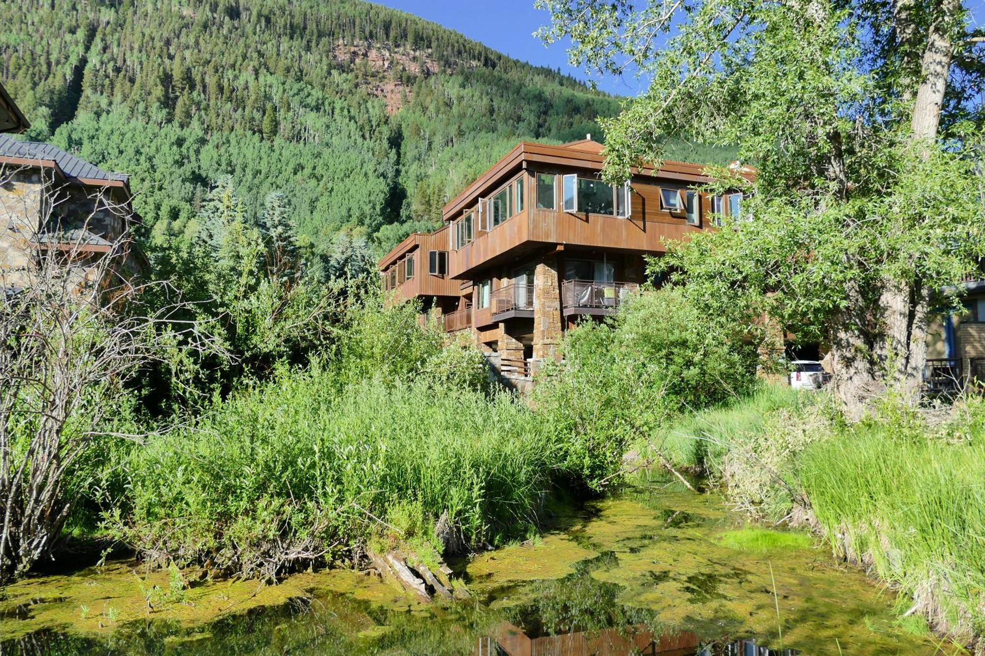 Downtown Modern Creekside Apartment *